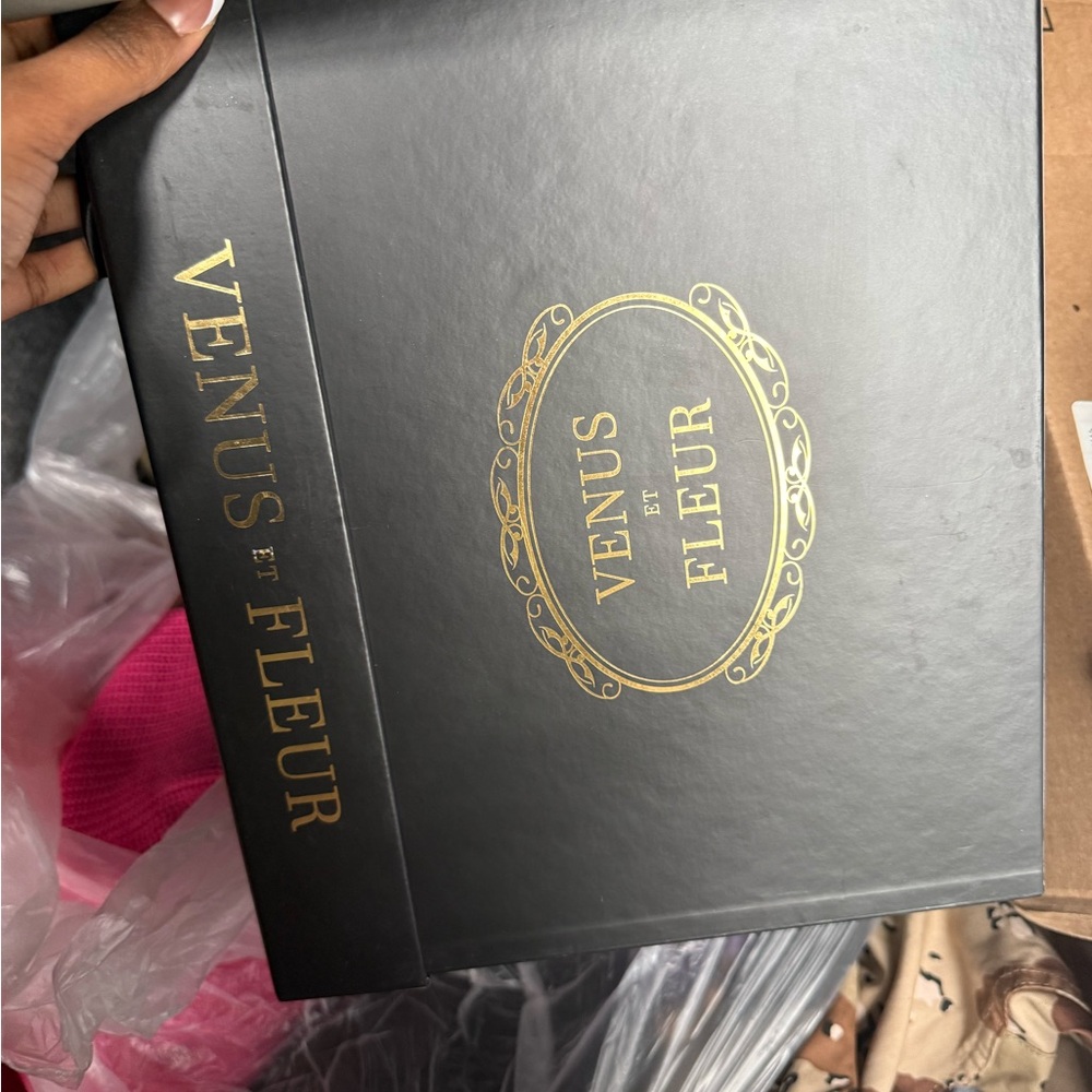 Venus Et Fleur, White & Pink L, Black and Gold Box